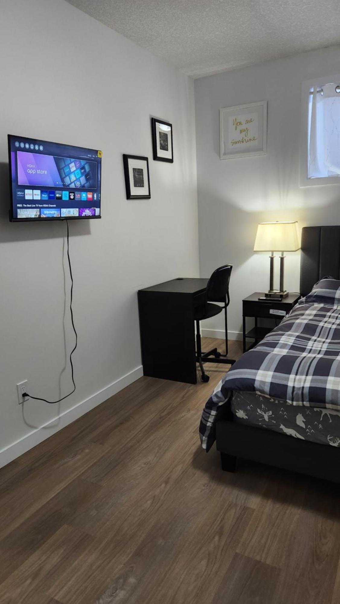 Modern 2 Bedroom Basement Suite At West Edmonton Exterior foto
