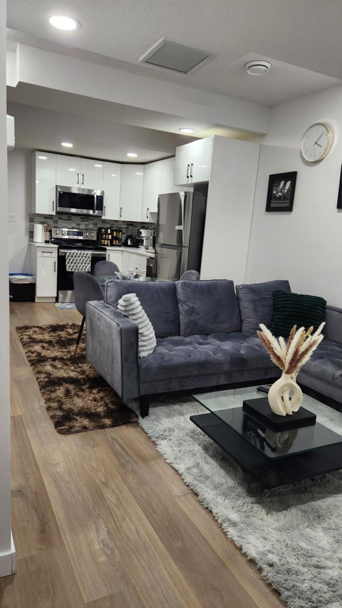 Modern 2 Bedroom Basement Suite At West Edmonton Exterior foto