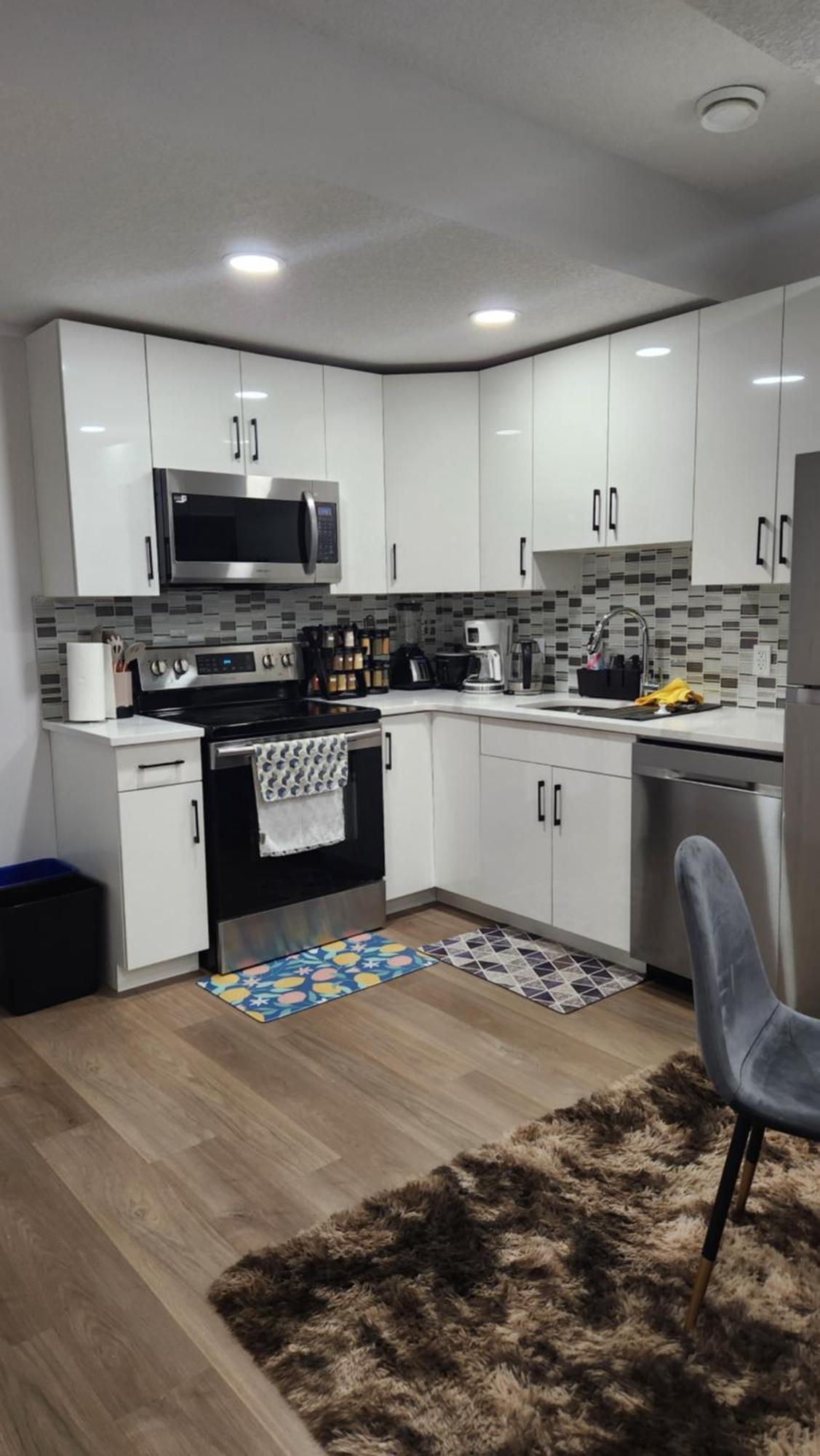 Modern 2 Bedroom Basement Suite At West Edmonton Exterior foto